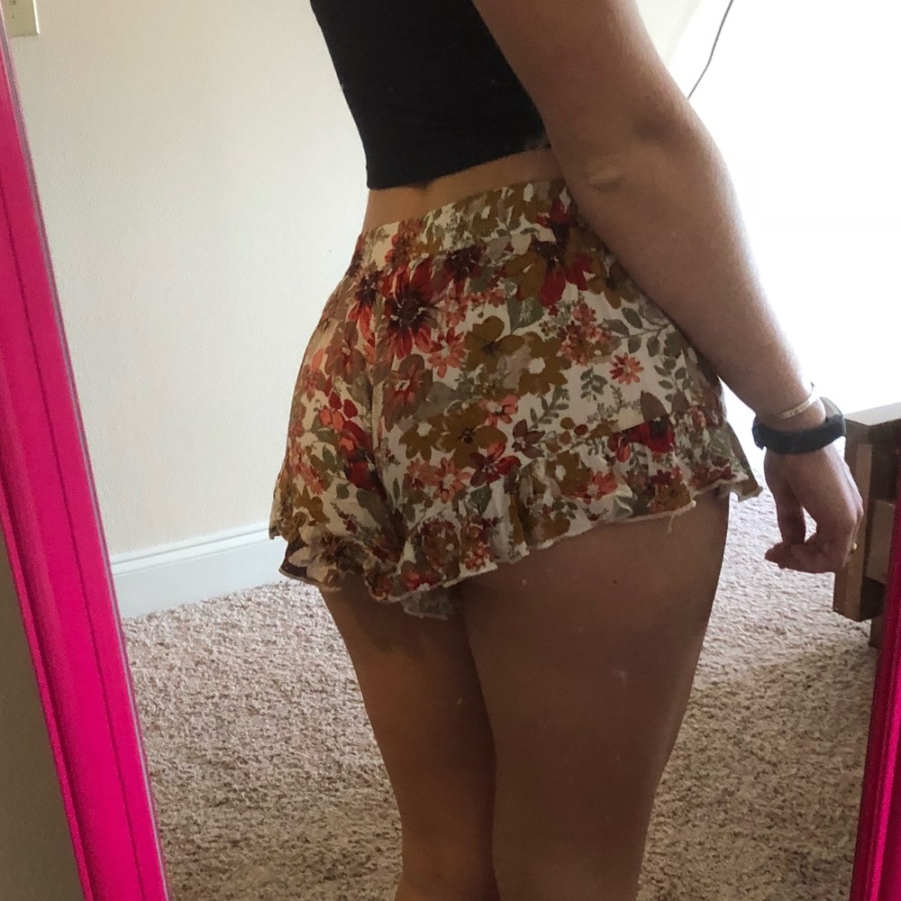 Flowery Ruffle Shorts Size Small - Picture 4 of 8